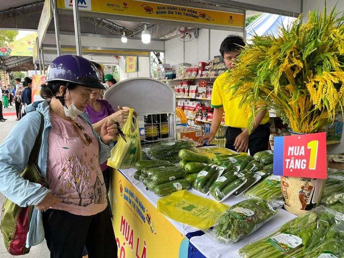 Rau xanh, trứng gà "cháy hàng" trong ngày đầu TP HCM tổ chức bán hàng Tết lưu động- Ảnh 1. Rau xanh, trứng gà "cháy hàng" trong ngày đầu TP HCM tổ chức bán hàng Tết lưu động- Ảnh 1.