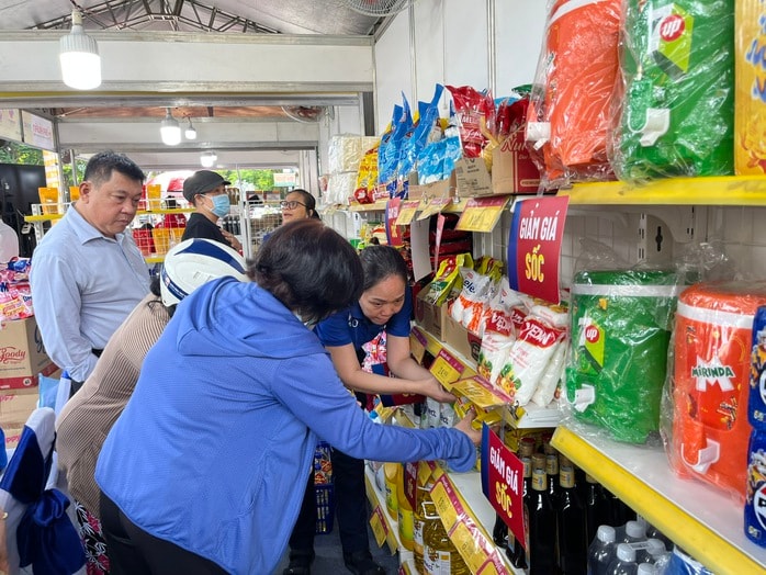 Rau xanh, trứng gà "cháy hàng" trong ngày đầu TP HCM tổ chức bán hàng Tết lưu động- Ảnh 3. Rau xanh, trứng gà "cháy hàng" trong ngày đầu TP HCM tổ chức bán hàng Tết lưu động- Ảnh 3.