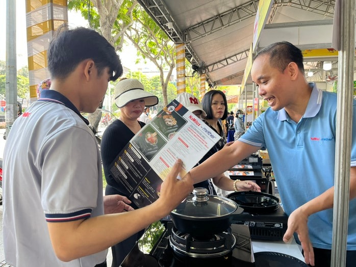 Rau xanh, trứng gà "cháy hàng" trong ngày đầu TP HCM tổ chức bán hàng Tết lưu động- Ảnh 5. Rau xanh, trứng gà "cháy hàng" trong ngày đầu TP HCM tổ chức bán hàng Tết lưu động- Ảnh 5.