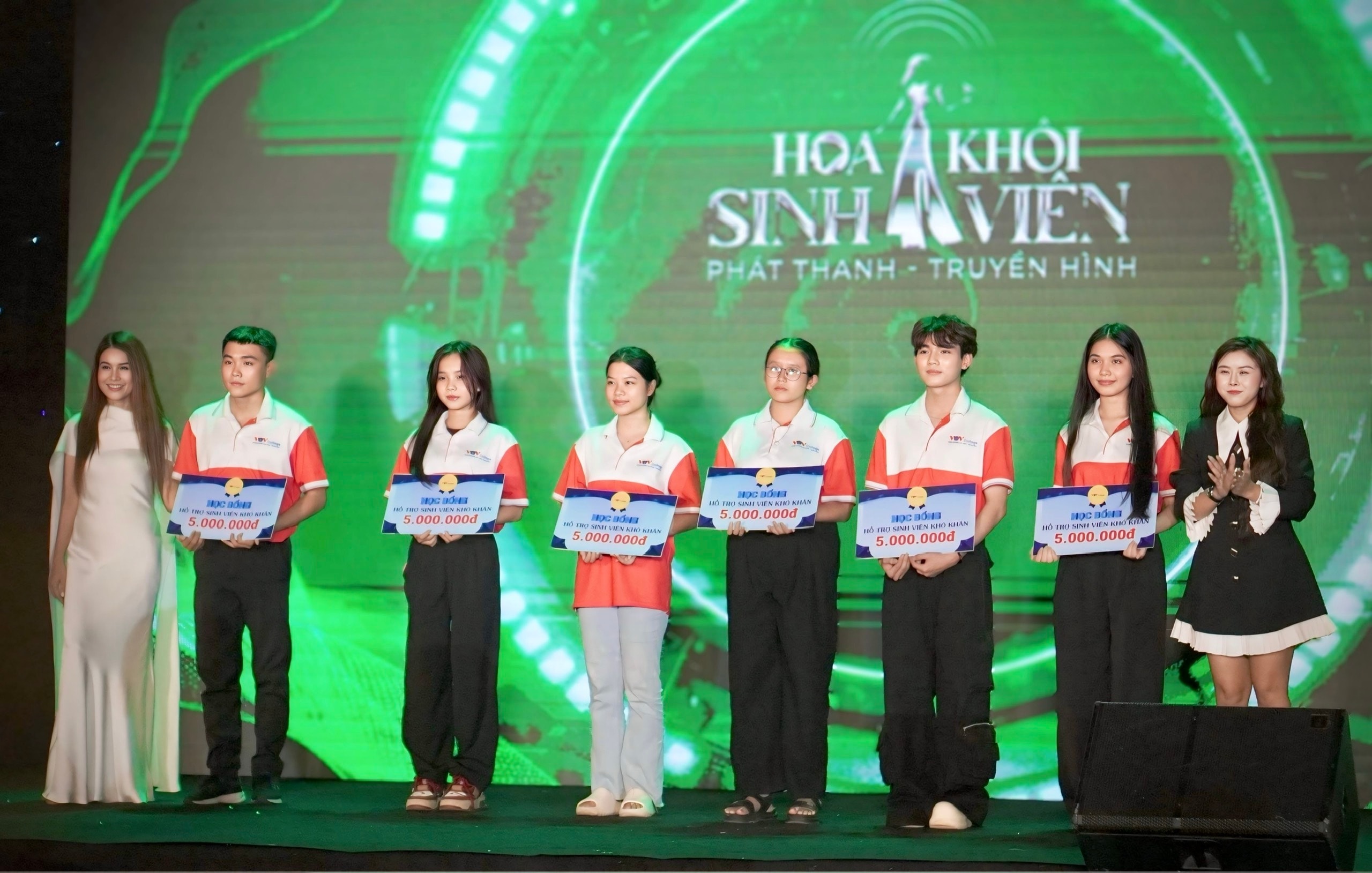 Các nhà tài trợ trao học bổng “Thắp sáng ước mơ” - hoạt động ý nghĩa tiếp thêm động lực cho sinh viên vươn lên trong học tập.