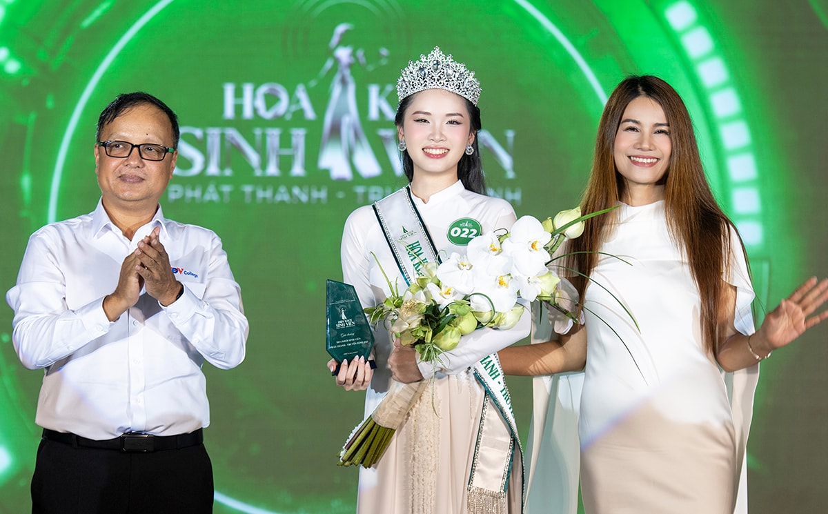 Nguyễn Ngọc Phương Trinh trong khoảnh khắc đăng quang.
