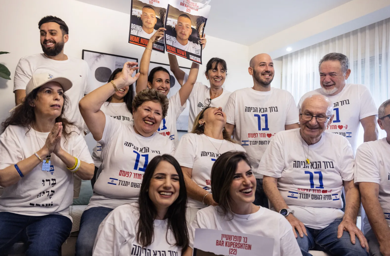 Người thân của một trong 7 con tin được thả vui mừng. (Ảnh: Reuters)