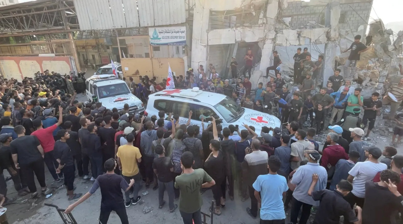 Xe của Hội Chữ thập đỏ vận chuyển các con tin bị giam giữ tại Gaza. (Ảnh: Reuters)