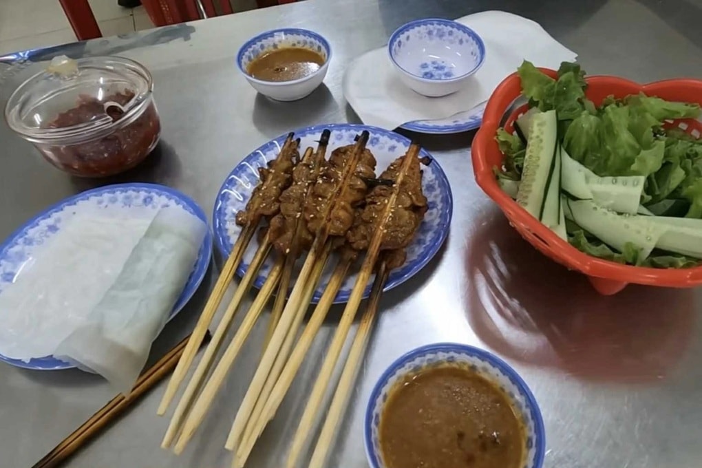 Đến Việt Nam 4 lần, khách Tây ngỡ ngàng phát hiện món có cách ăn lạ - 2 Đến Việt Nam 4 lần, khách Tây ngỡ ngàng phát hiện món có cách ăn lạ - 2