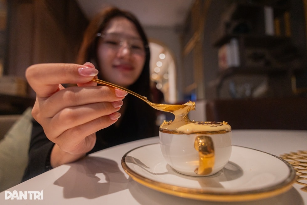 Hà Nội: Trải nghiệm cà phê trứng dát vàng 24K khiến khách Tây thích thú - 3 Hà Nội: Trải nghiệm cà phê trứng dát vàng 24K khiến khách Tây thích thú - 3