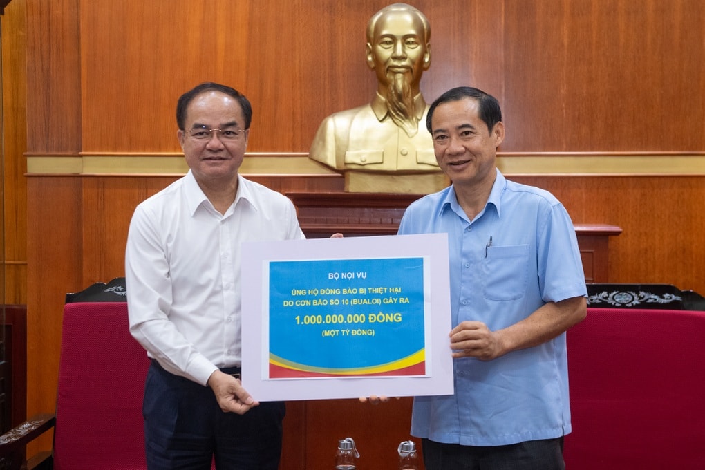 Bộ Nội vụ trao 1 tỷ đồng ủng hộ đồng bào gặp thiên tai kép - 1 Bộ Nội vụ trao 1 tỷ đồng ủng hộ đồng bào gặp thiên tai kép - 1