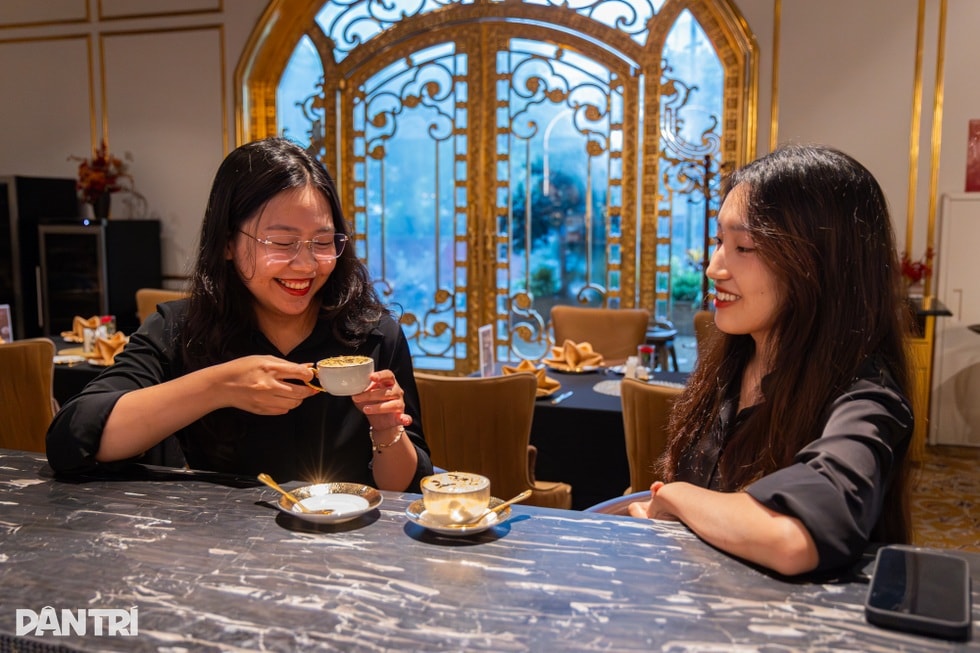 Hà Nội: Trải nghiệm cà phê trứng dát vàng 24K khiến khách Tây thích thú - 7 Hà Nội: Trải nghiệm cà phê trứng dát vàng 24K khiến khách Tây thích thú - 7