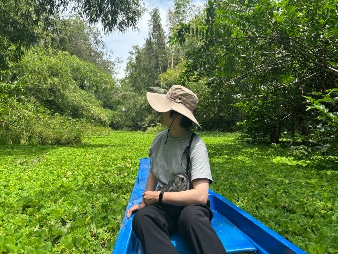 Du khách ngồi vỏ lãi tham quan rừng tràm.