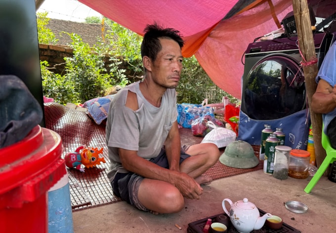 Ông Bùi Văn Tuân, 57 tuổi cùng với toàn bộ tài sản đang tránh lũ trên đê Đô Tân, xã Trung Giã ngày thứ 5 sau trận ngập. Ảnh chụp hôm 12/10: Thúy Quỳnh