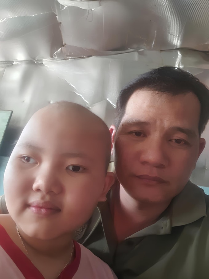 Bé Bình An bên bố tại nhà ở Biên Hòa, Đồng Nai, năm 2025. Ảnh gia đình cung cấp