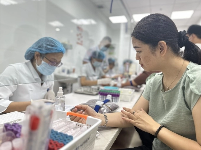 Một bệnh nhân lấy máu xét nghiệm tại Bệnh viện Bạch Mai.. Ảnh:Lê Nga