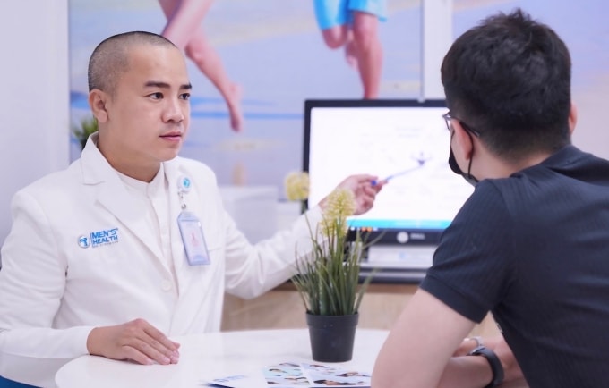 Bác sĩ Duy tư vấn người bệnh. Ảnh: Lâm Anh