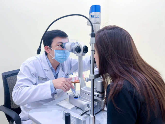Bác sĩ Tùng kiểm tra mắt cho chị Châu. Ảnh: Bệnh viện Đa khoa Tâm Anh