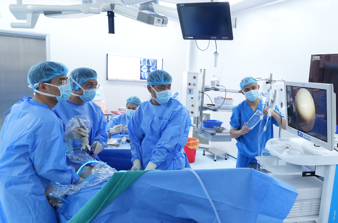 Bác sĩ Hiếu phẫu thuật tái tạo đa dây chằng cho bệnh nhân. Ảnh: Bệnh viện Đa khoa Tâm Anh