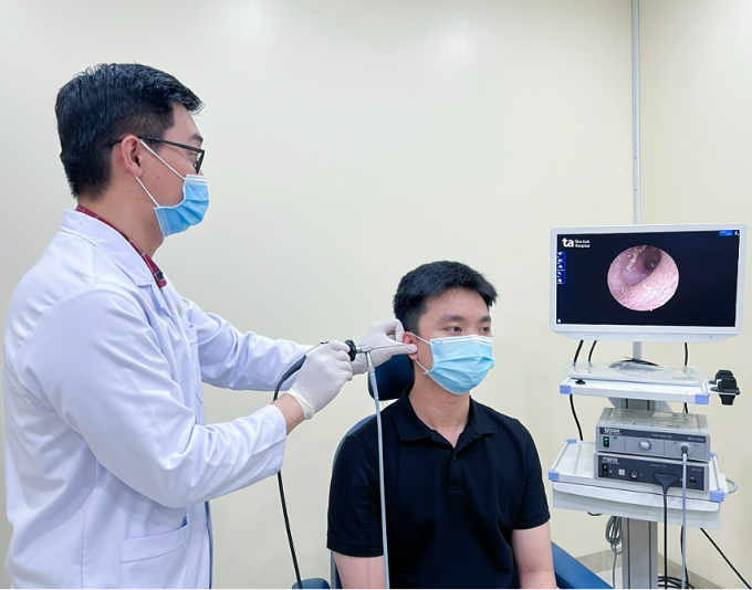 Bác sĩ Nguyên đang nội soi tai cho một người bệnh. Ảnh: Phòng khám Đa khoa Tâm Anh Quận 7