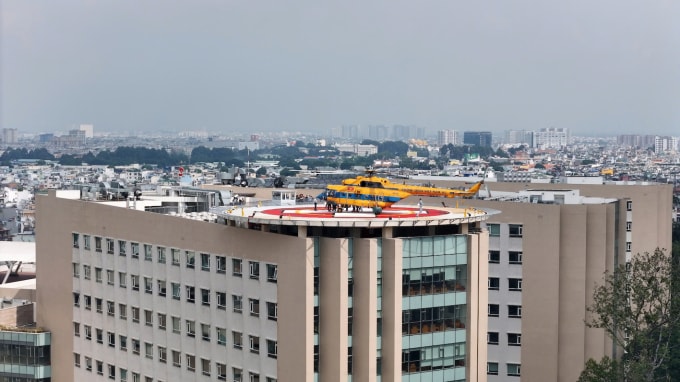 Trực thăng đáp xuống nóc toà nhà Bệnh viện Quân  y 175 (1000 giường), sáng 13/10. Ảnh: Tuấn Việt