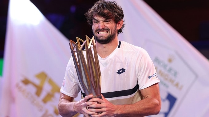 Vacherot mừng chức vô địch Thượng Hải Masters, trên sân Trung tâm tại tổ hợp Qizhong Forest, Thượng Hải, Trung Quốc, hôm 12/10. Ảnh:Reuters