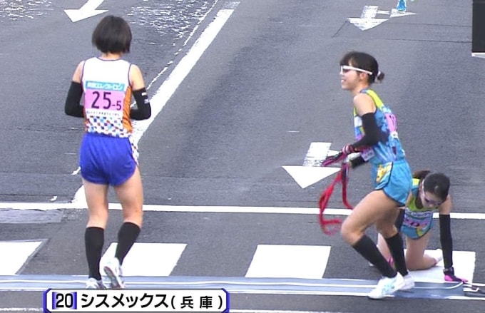 Một runner kiệt sức, đổ gục tại vị trí trao tasuki cho đồng đội tại Hakone Ekiden 2014. Ảnh: Mainichi