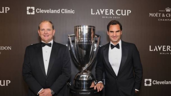 Godsick (trái) chụp ảnh cùng Ferderer khi tham dự sự kiện Laver Cup 2024.
