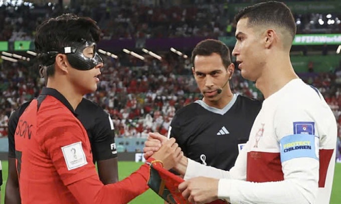 Son (trái) và Ronaldo trong trận Hàn Quốc gặp Bồ Đào Nha ở lượt cuối bảng H World Cup 2022, trên sân Education City, thành phố Al Rayyan, Qatar, ngày 2/12/2022. Ảnh: Chosun