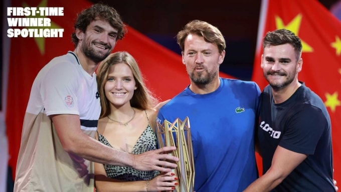 Balleret (thứ ba từ trái sang) chia vui cùng Vacherot (trái) sau chức vô địch Thượng Hải Masters, trên sân Trung tâm tại tổ hợp Qizhong Forest, Thượng Hải, Trung Quốc, hôm 12/10. Ảnh: Reuters