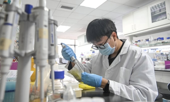 Một nhà nghiên cứu làm việc tại phòng thí nghiệm của Viện Hàn lâm Khoa học Trung Quốc ở Thiên Tân. Ảnh: Xinhua