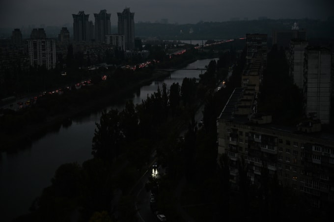 Một khu vực ở Kiev chìm trong bóng tối sau cuộc tập kích của Nga ngày 10/10. Ảnh: AFP