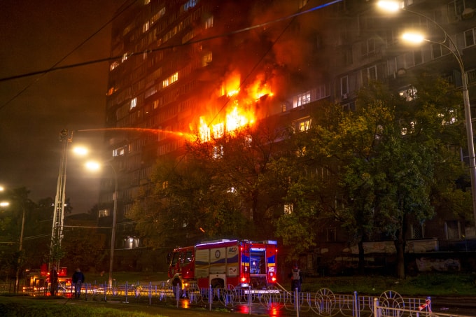 Một tòa nhà bốc cháy sau cuộc tập kích của Nga ở Kiev ngày 10/10. Ảnh: AP