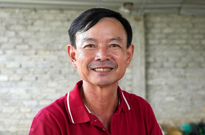 Ông Trần Xuân Sơn cười hiền khi kể về hành trình khởi nghiệp nuôi gà. Ảnh: Đức Hùng