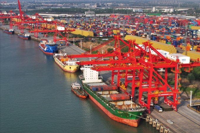Tàu container tại cảng Nam Kinh ở Giang Tô, Trung Quốc ngày 9/4. Ảnh: Reuters