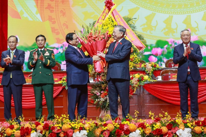 Tổng Bí thư Tô Lâm tặng hoa chúc mừng thành công Đại hội. Ảnh: Hoàng Phong