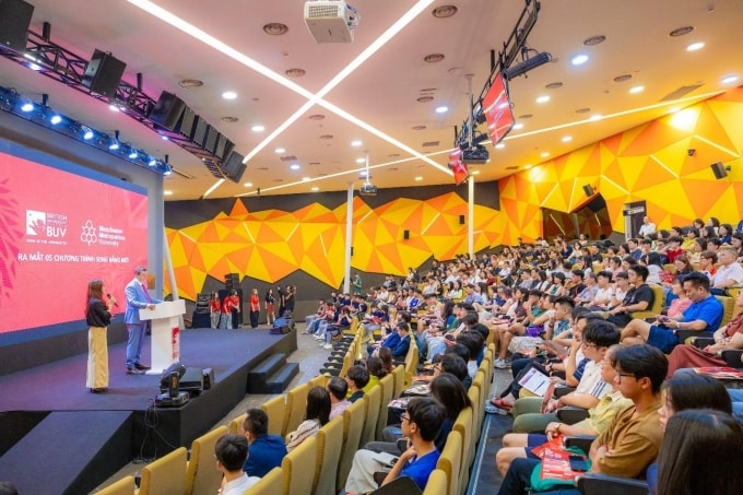 Giáo sư Rick Bennett - Phó hiệu trưởng kiêm Phó chủ tịch BUV giới thiệu về đối tác cấp bằng và chương trình học mới trong Ngày hội Thông tin BUV. Ảnh: BUV