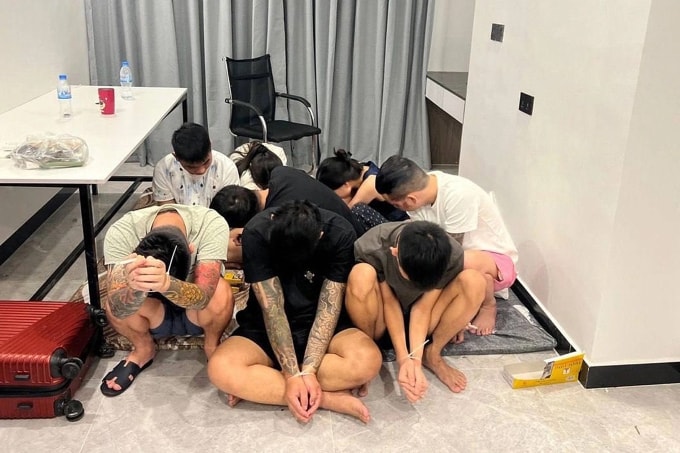 Các nghi phạm lừa đảo trực tuyến bị bắt tại một khu phức hợp tại thủ đô Phnom Penh ngày 14/7. Ảnh: AFP