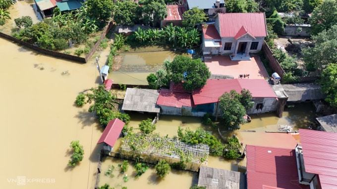 Nước sông Cà Lồ, sông Cầu tràn vào xã Trung Giã, huyện Sóc Sơn cũ, Hà Nội hôm 10/10. Ảnh: Văn Ngọc
