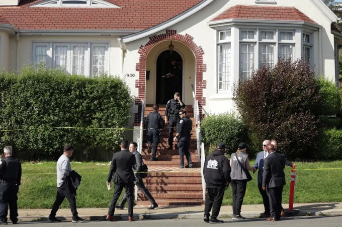 Cảnh sát điều tra làm nhiệm vụ trước căn nhà của vợ chồng Ocheltree và Truong ở phía nam San Francisco. Ảnh: SFC