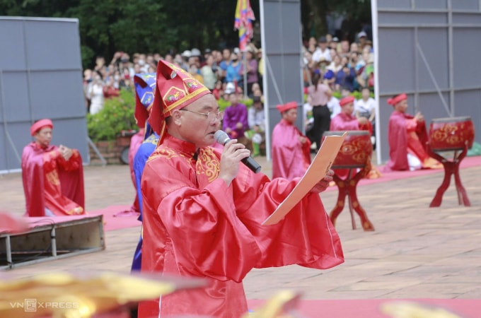 Nghệ sĩ trình tấu chúc văn. Ảnh: Lam Sơn