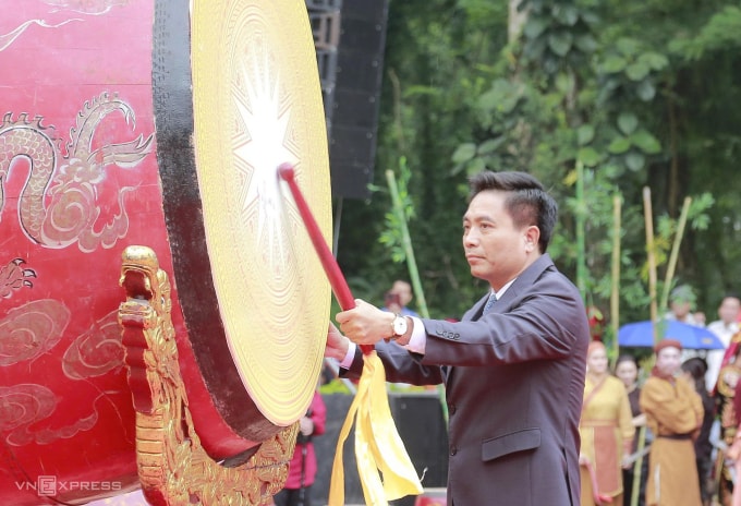 Ông Nguyễn Doãn Anh, Bí thư Tỉnh uỷ Thanh Hoá đánh trống khai hội Lam Kinh 2025. Ảnh: Lam Sơn