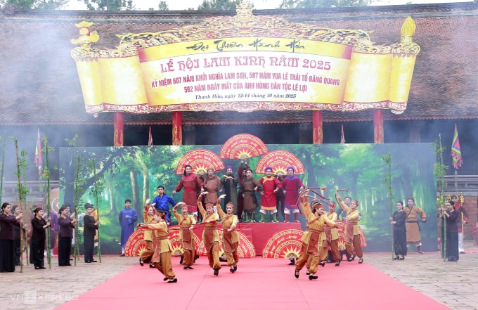 Phần hội với chương trình nghệ thuật được giàn dựng công phu. Ảnh: Lam Sơn