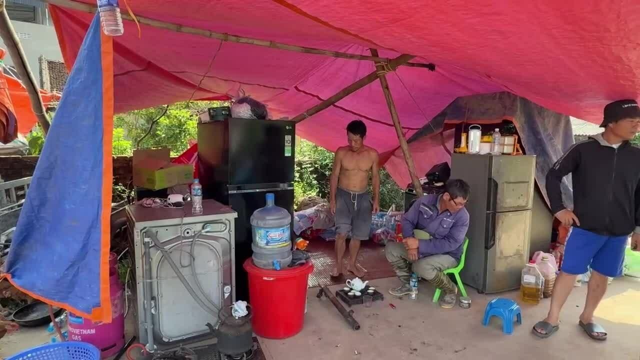 Cảnh 'màn trời chiếu đất' những ngày chạy lũ ở ngoại thành