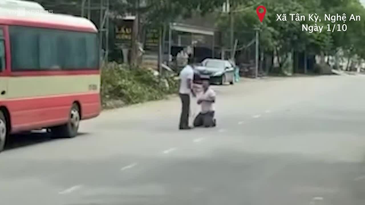 Người đánh tài xế xe buýt, bắt quỳ giữa đường bị khởi tố