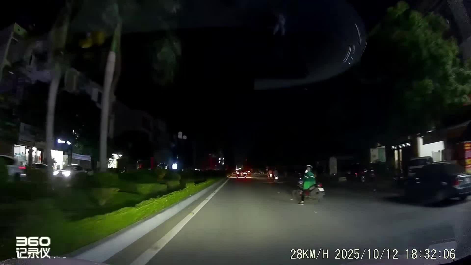 Người phụ nữ dừng xe máy giữa đường nghe điện thoại