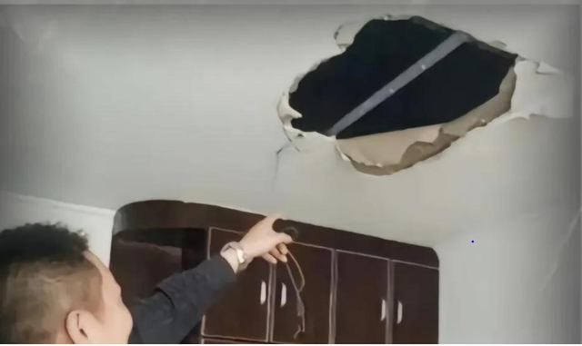 Sửa bóng đèn, người đàn ông sốc nặng khi phát hiện số tiền mặt 285 tỷ đồng- Ảnh 1. Sửa bóng đèn, người đàn ông sốc nặng khi phát hiện số tiền mặt 285 tỷ đồng- Ảnh 1.