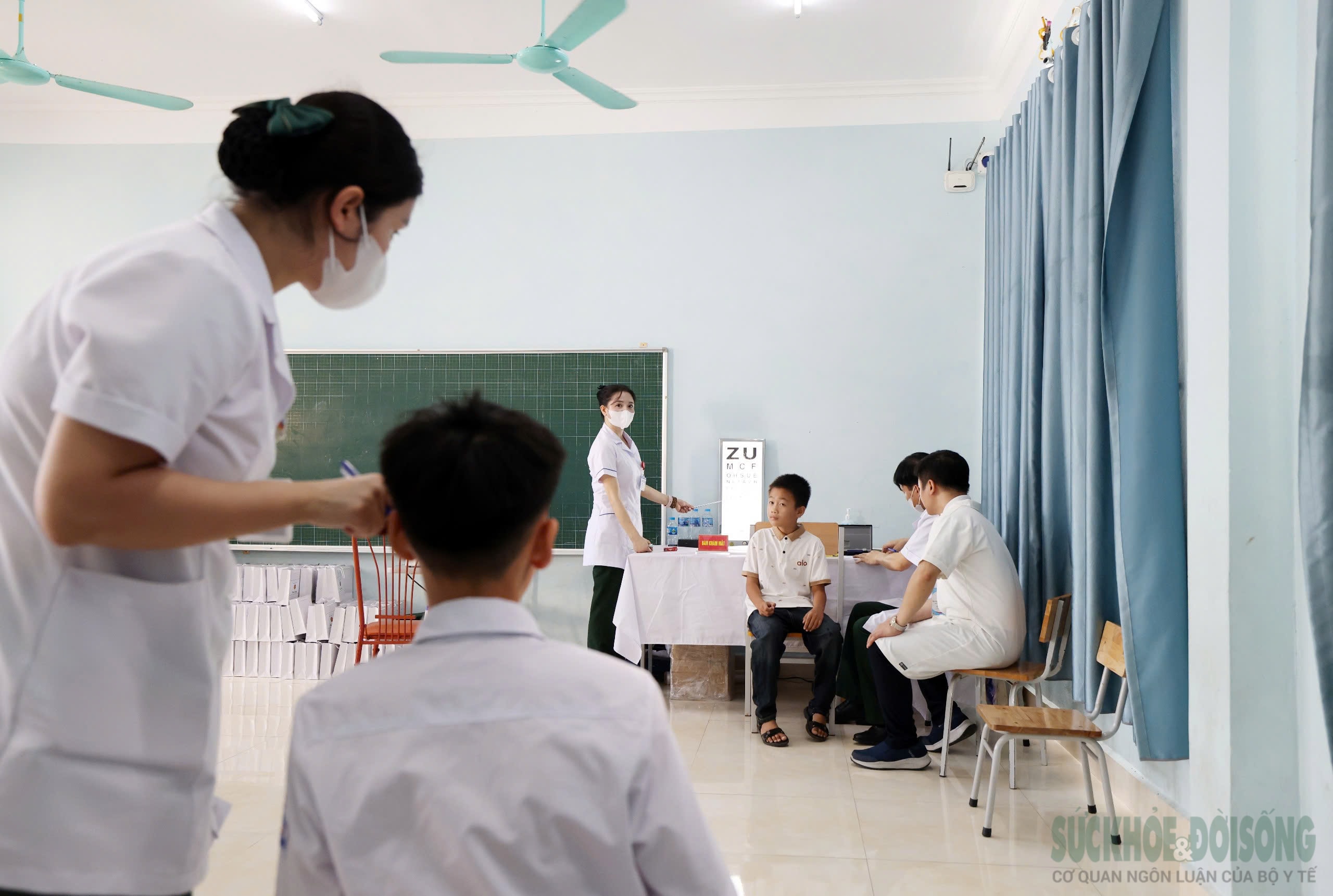 Học sinh đặc khu Cô Tô được khám mắt và phát thuốc miễn phí trong chương trình 'Trăng thu Biên cương'- Ảnh 7.