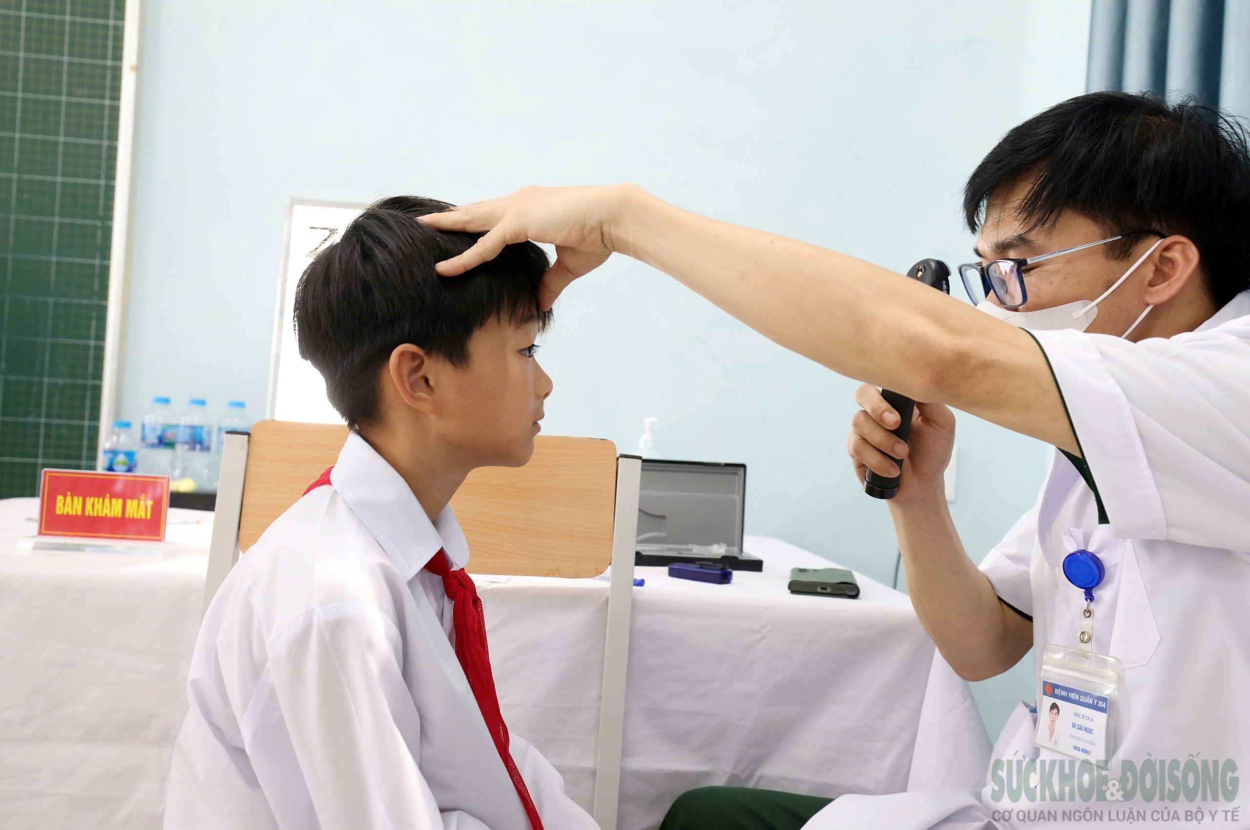Học sinh đặc khu Cô Tô được khám mắt và phát thuốc miễn phí trong chương trình 'Trăng thu Biên cương'- Ảnh 2.