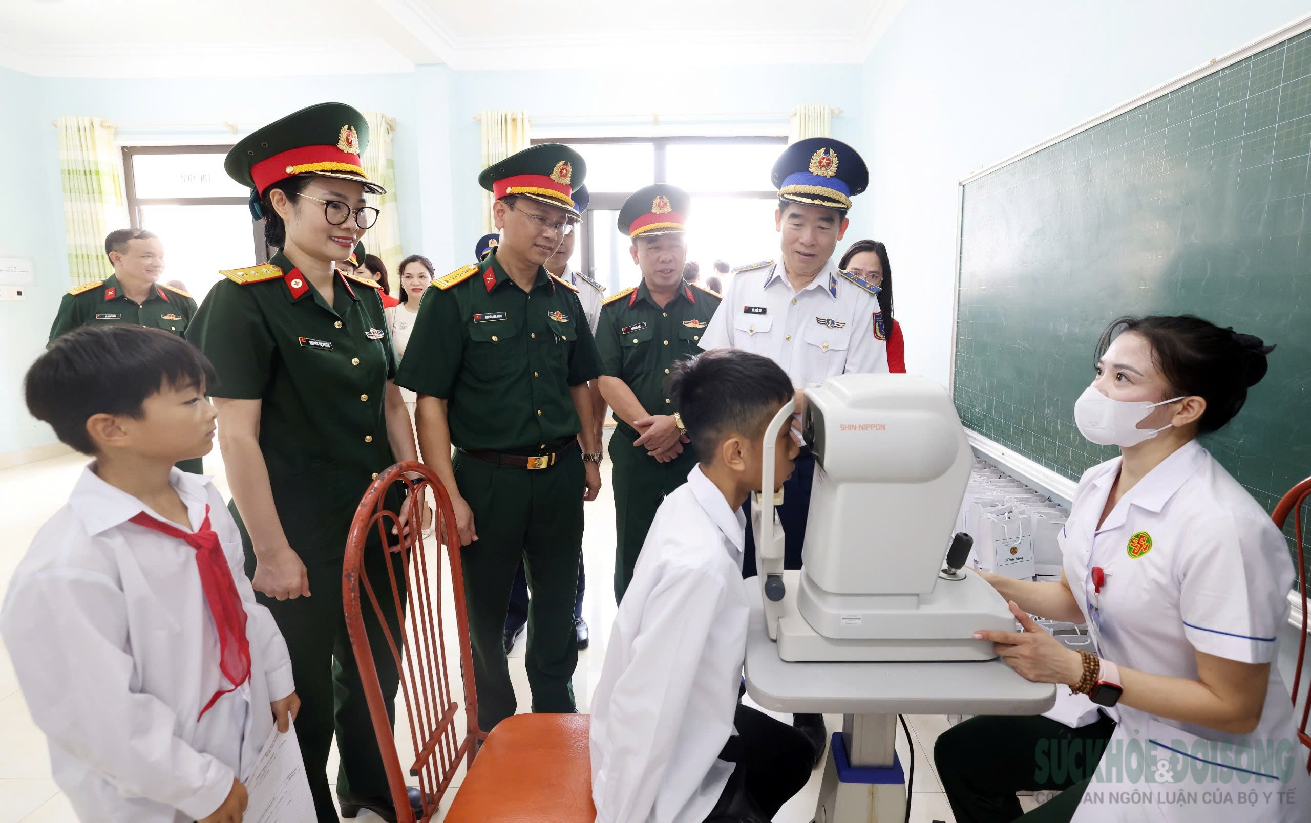 Học sinh đặc khu Cô Tô được khám mắt và phát thuốc miễn phí trong chương trình 'Trăng thu Biên cương'- Ảnh 1.