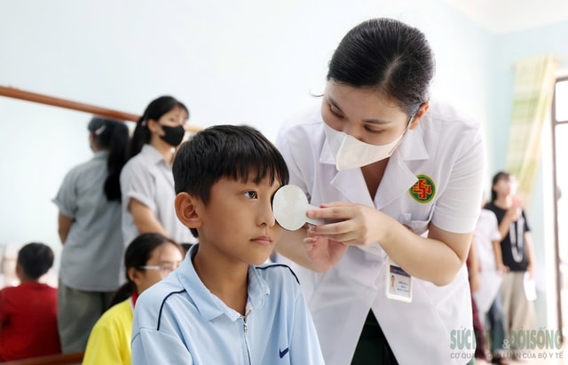 Học sinh đặc khu Cô Tô được khám mắt và phát thuốc miễn phí trong chương trình 'Trăng thu Biên cương'- Ảnh 3.