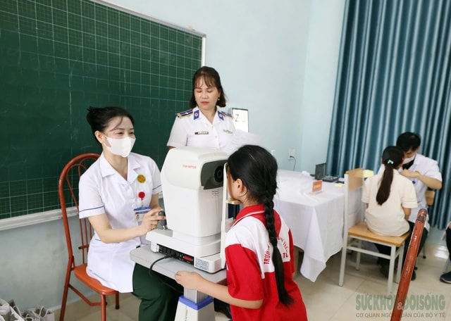 Học sinh đặc khu Cô Tô được khám mắt và phát thuốc miễn phí trong chương trình 'Trăng thu Biên cương'- Ảnh 6.