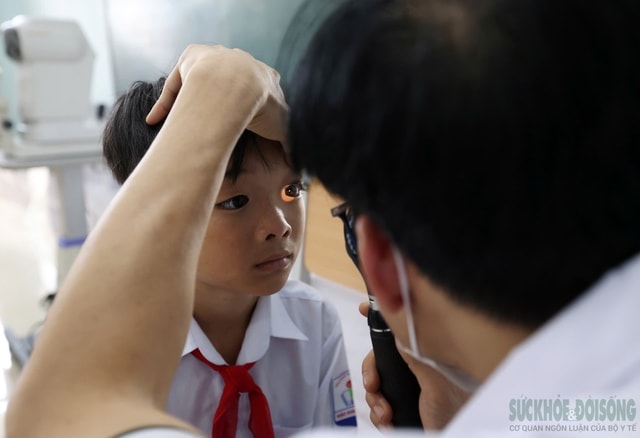 Học sinh đặc khu Cô Tô được khám mắt và phát thuốc miễn phí trong chương trình 'Trăng thu Biên cương'- Ảnh 5.