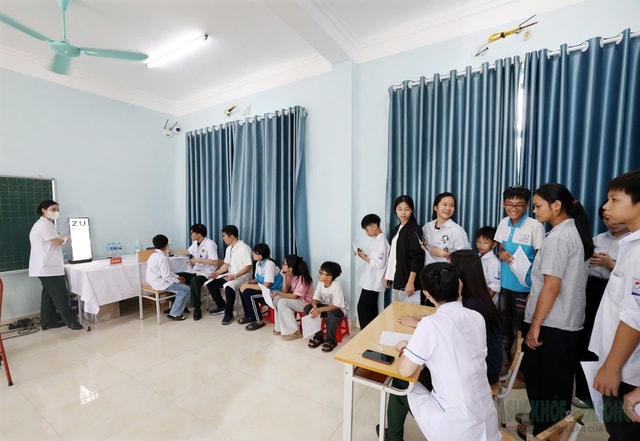 Học sinh đặc khu Cô Tô được khám mắt và phát thuốc miễn phí trong chương trình 'Trăng thu Biên cương'- Ảnh 4.