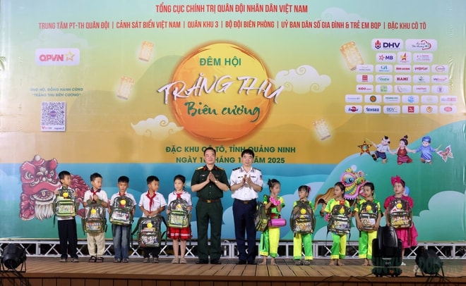 Học sinh đặc khu Cô Tô được khám mắt và phát thuốc miễn phí trong chương trình 'Trăng thu Biên cương'- Ảnh 8.